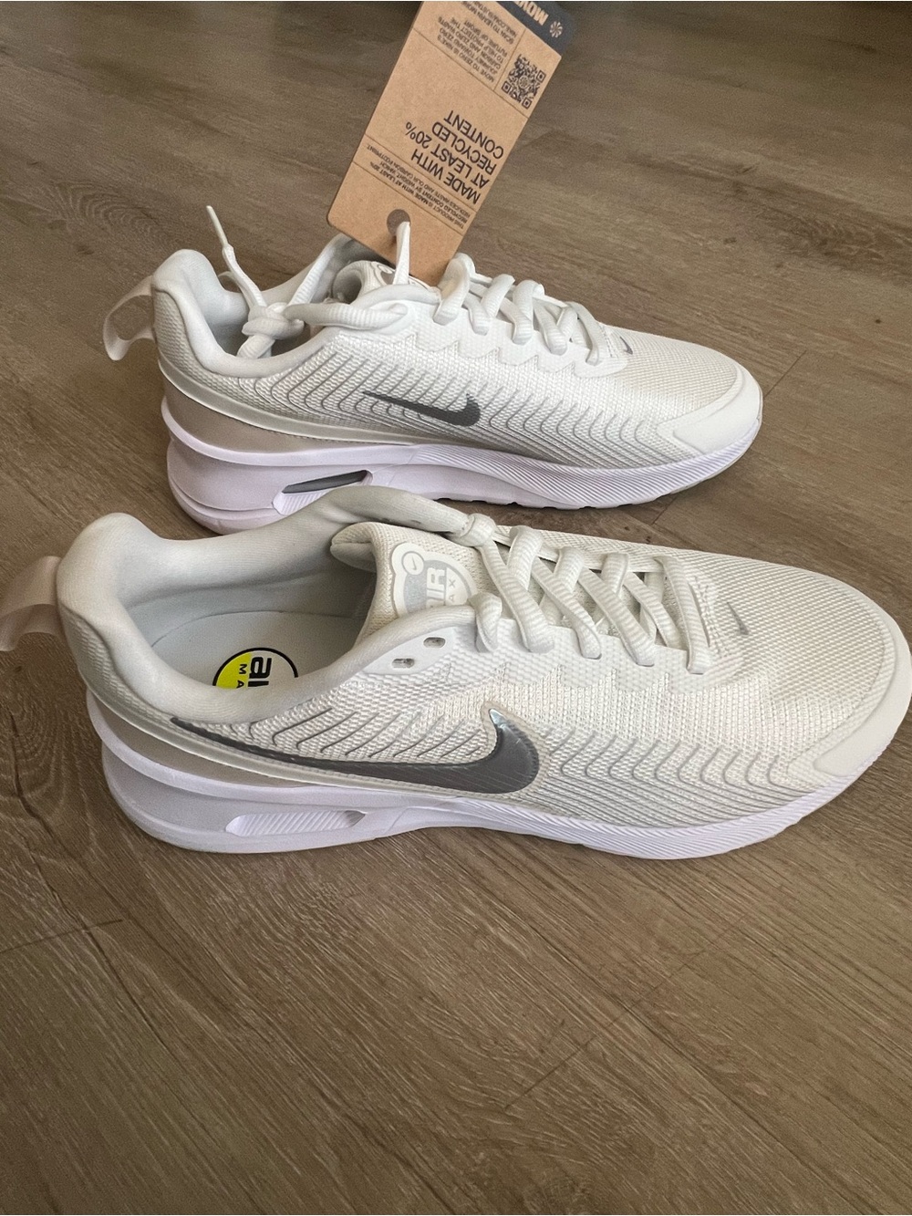 Women’s Size 10 Nike Air Max Athletic Sneakers. White/Beige/Silver.